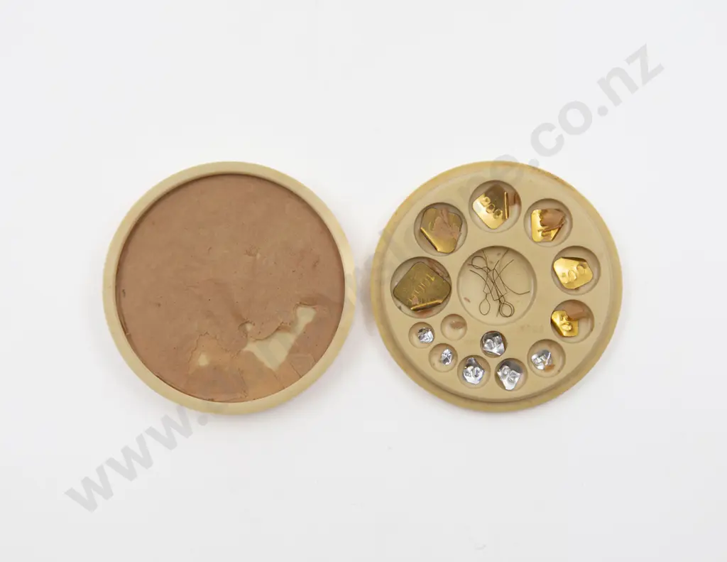 Casein Container of Gold Assay Weights 1000 = 1/2 Gramme Image 1++