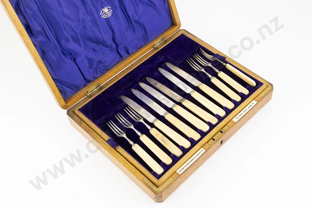 Oak Cased Set Of Edw VII S/S Bladed Dessert Knives & Forks by The Goldsmiths & Silversmiths Co Image 1++