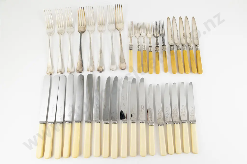 Group Of Bone Handled Knives Image 1++
