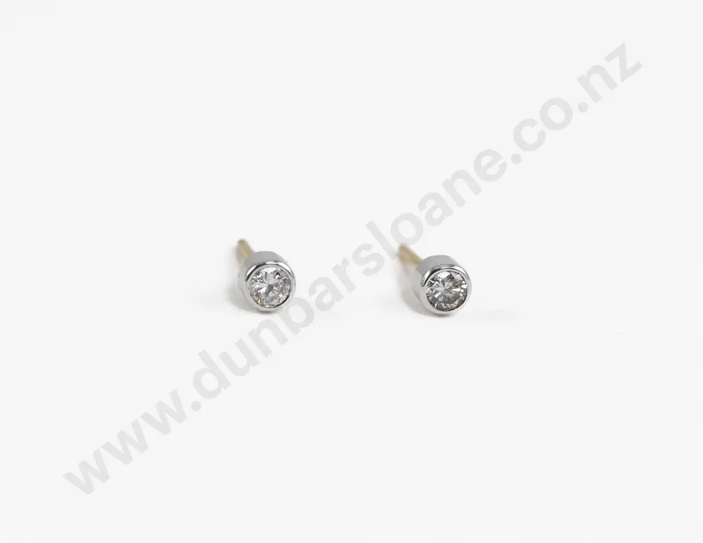 18ct Yellow and White Gold Solitaire Diamond Stud Earrings Image 1++