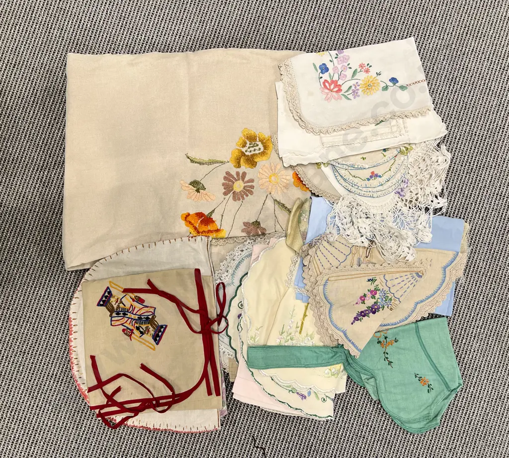 Collection Vintage Hand Embroidered Linens Image 1++