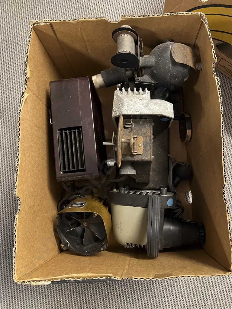 Two Vintage Projectors and Two Modern Slide Viewers Image 1++