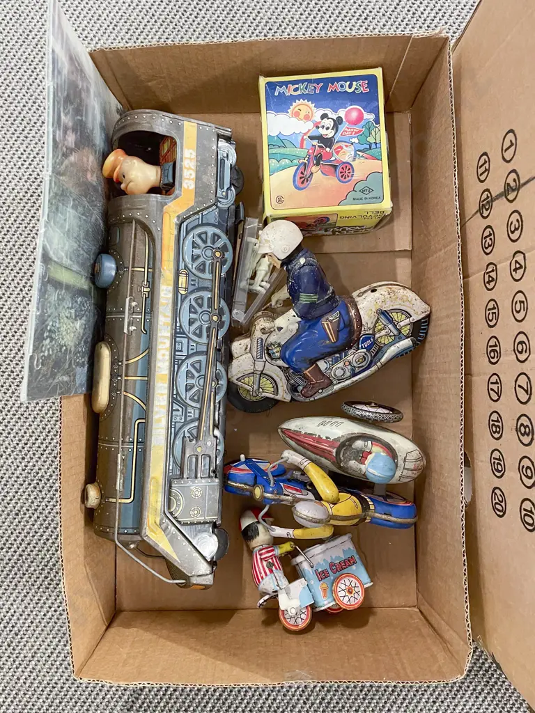 Collection Tin Plate Clockwork Toys Image 1++