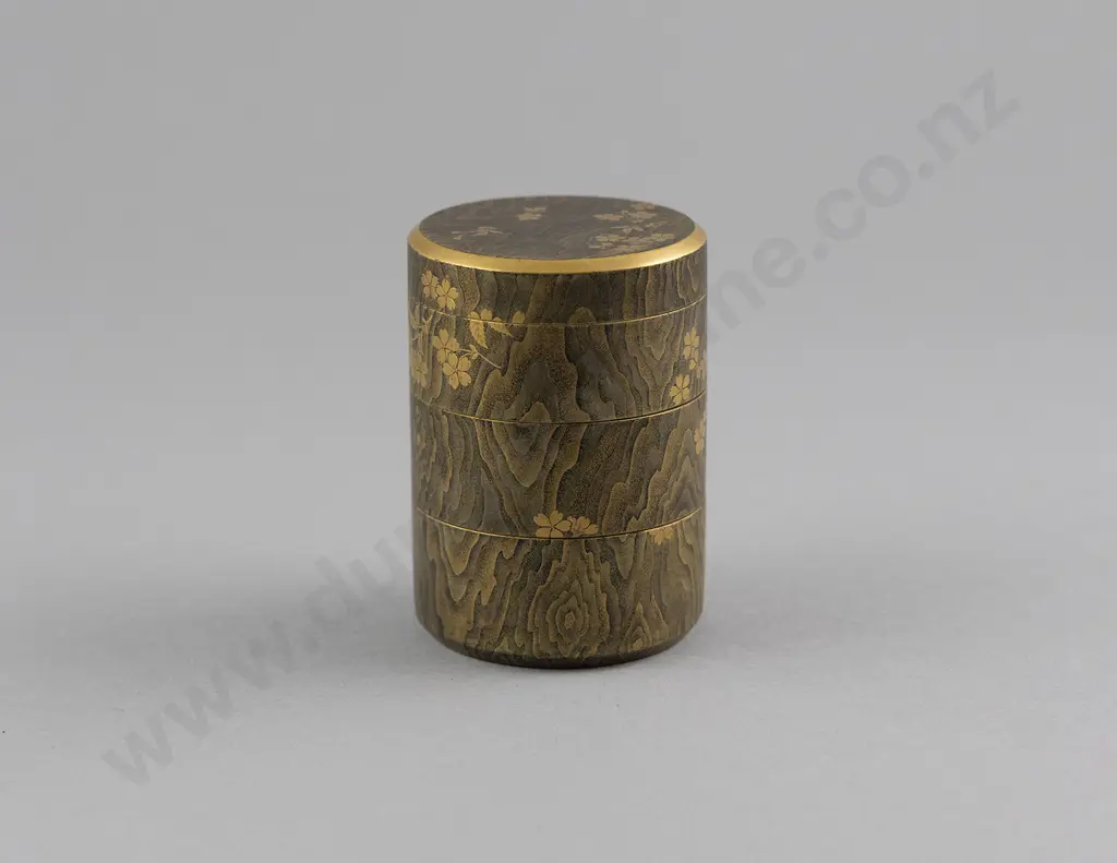 Fine Japanese Maki-e Lacquerware Small Three Tiered Circular Box Image 1++