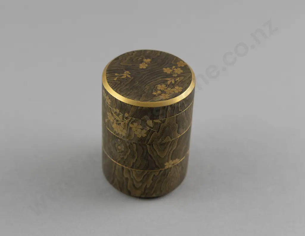 Fine Japanese Maki-e Lacquerware Small Three Tiered Circular Box Image 1++