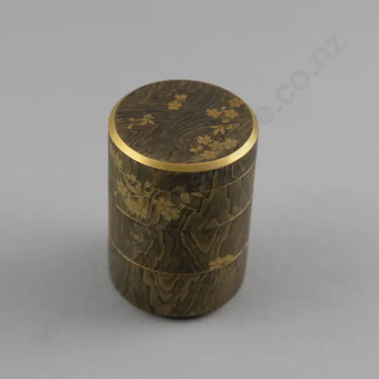 Fine Japanese Maki-e Lacquerware Small Three Tiered Circular Box