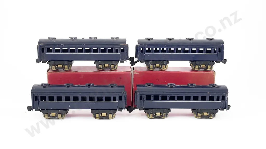 Four Early O Gauge Un-Marked Tinplate Passenger Coaches Image 1++