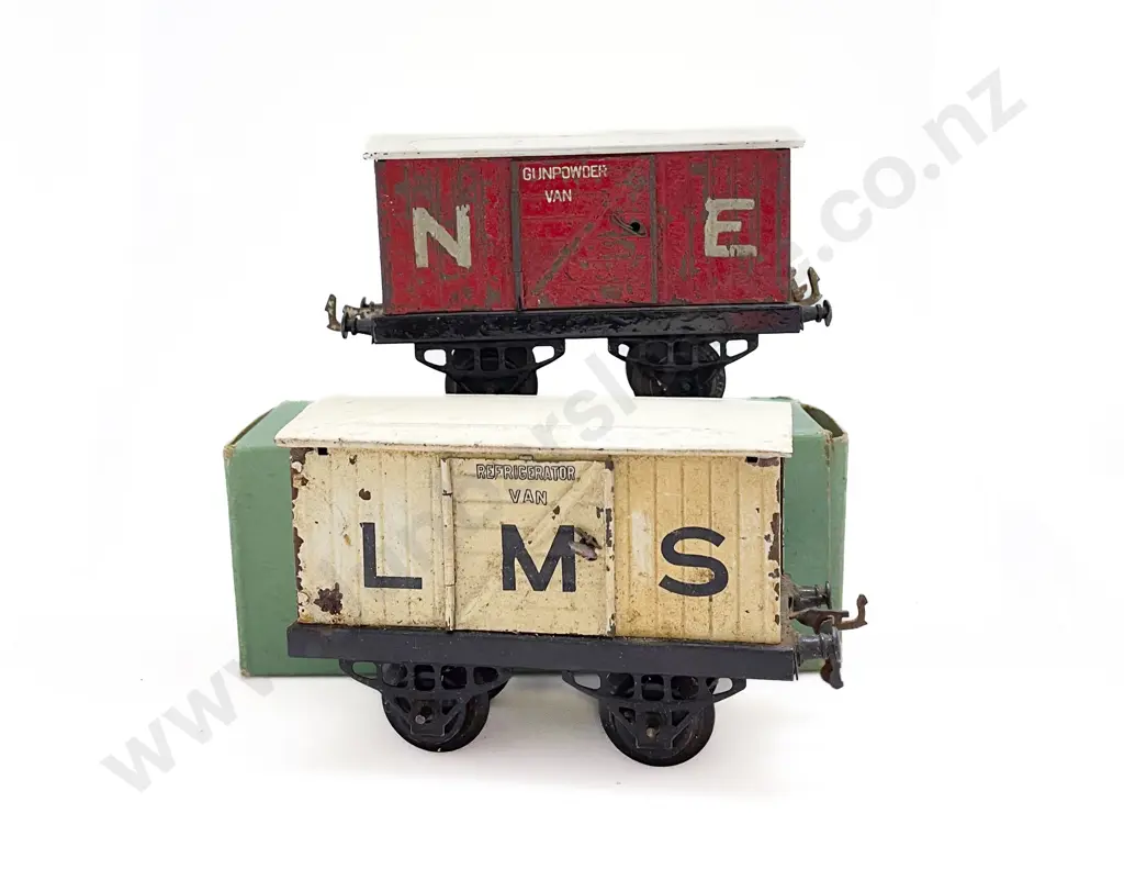 Hornby O Gauge Three Open Wagons and Two Vans Image 1++