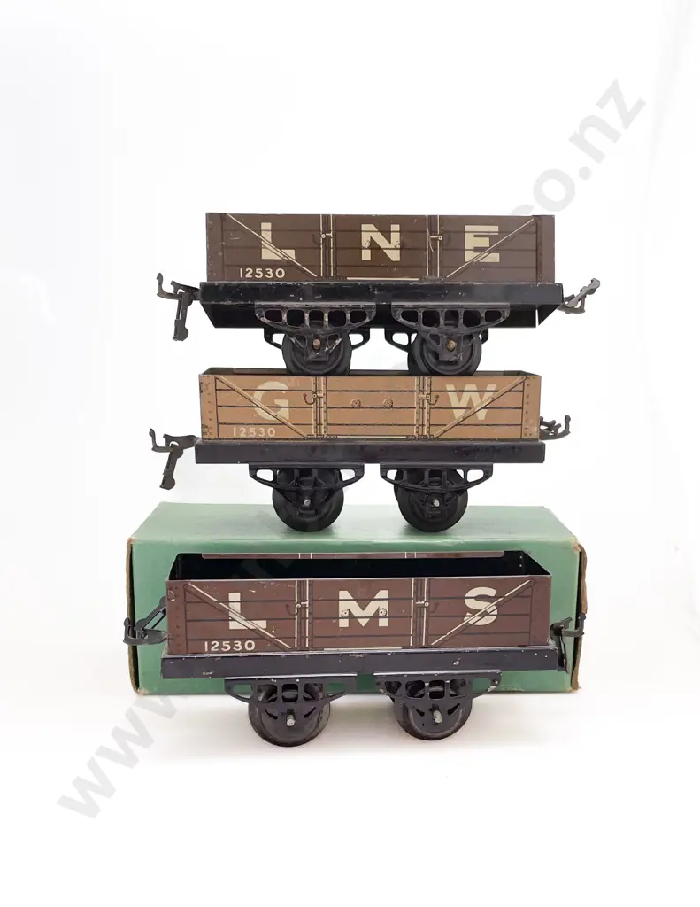 Hornby O Gauge Three Open Wagons and Two Vans Image 1++