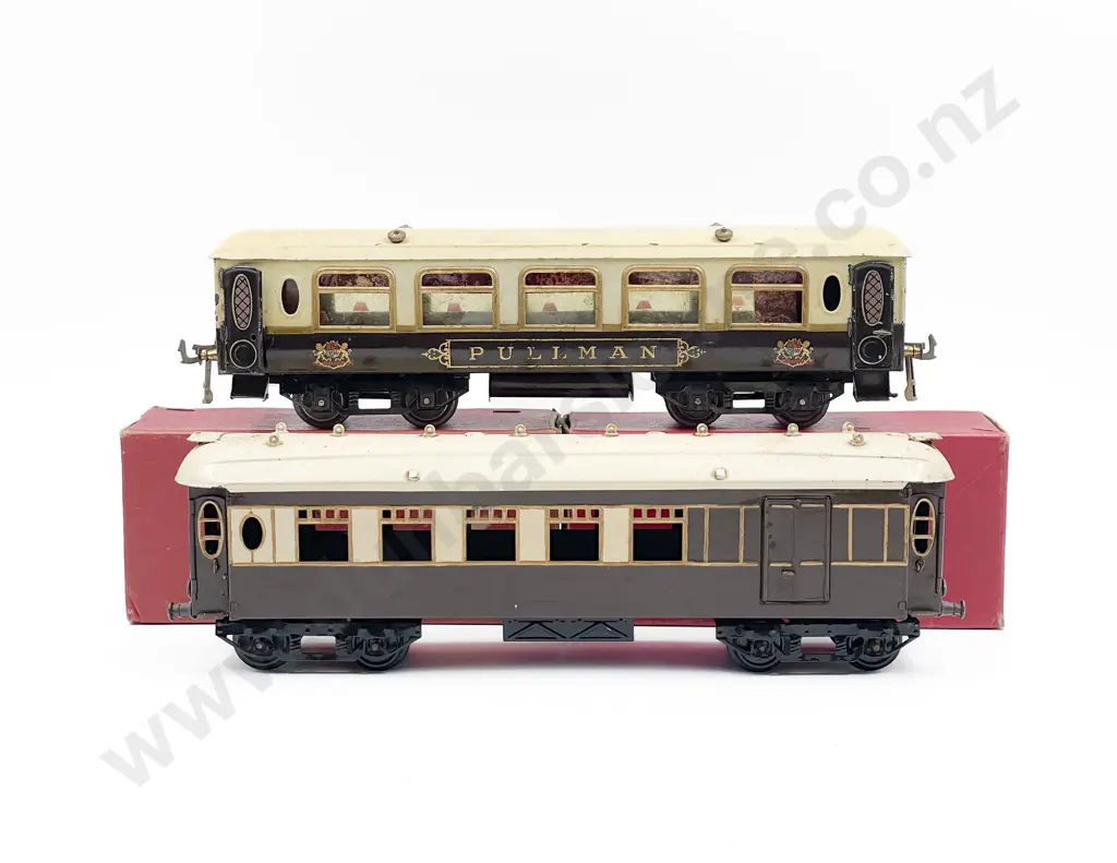 Two Hornby O Gauge Pullman Coaches Image 1++