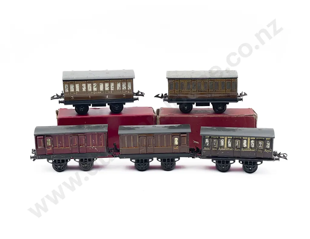 Hornby O Gauge Five Passenger Coaches Image 1++