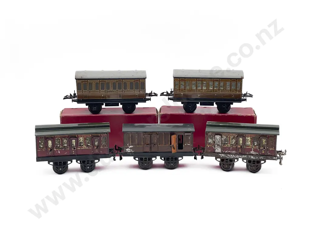 Hornby O Gauge Five Passenger Coaches Image 1++