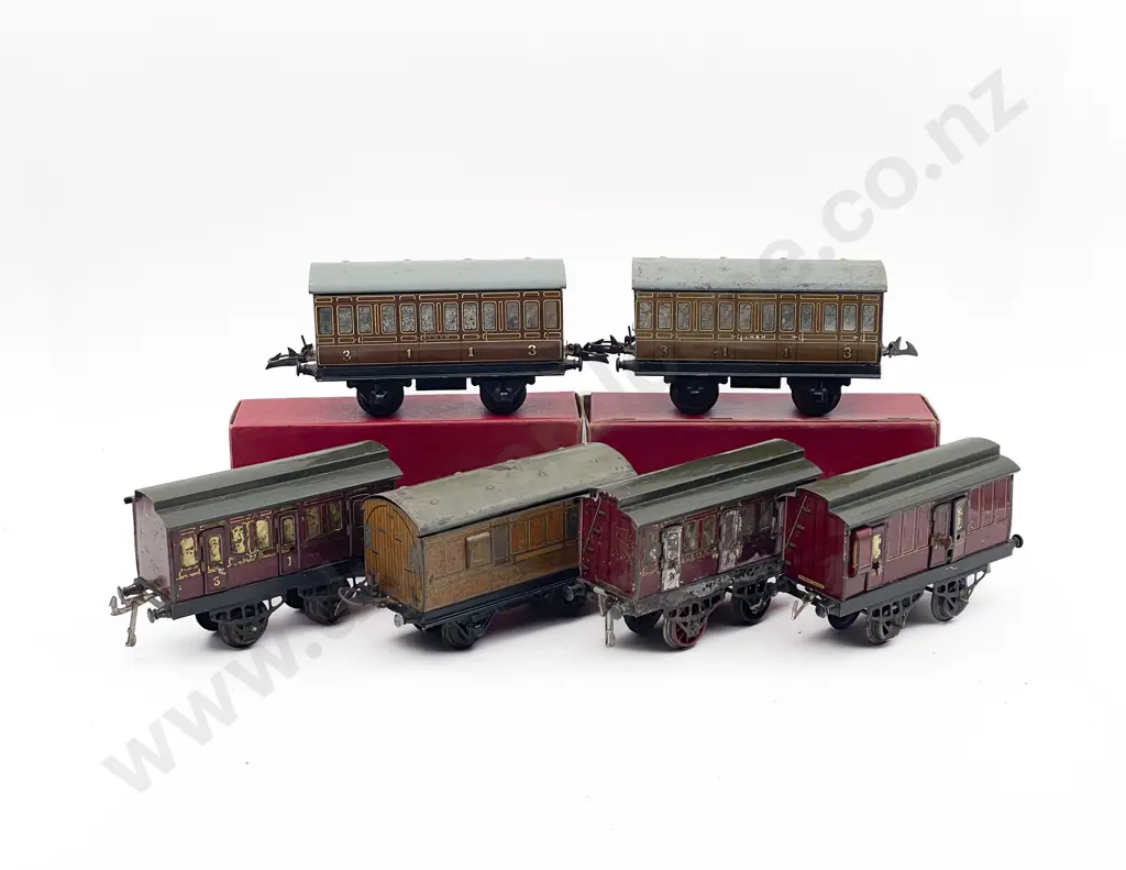 Hornby O Gauge Six Passenger Coaches Image 1++