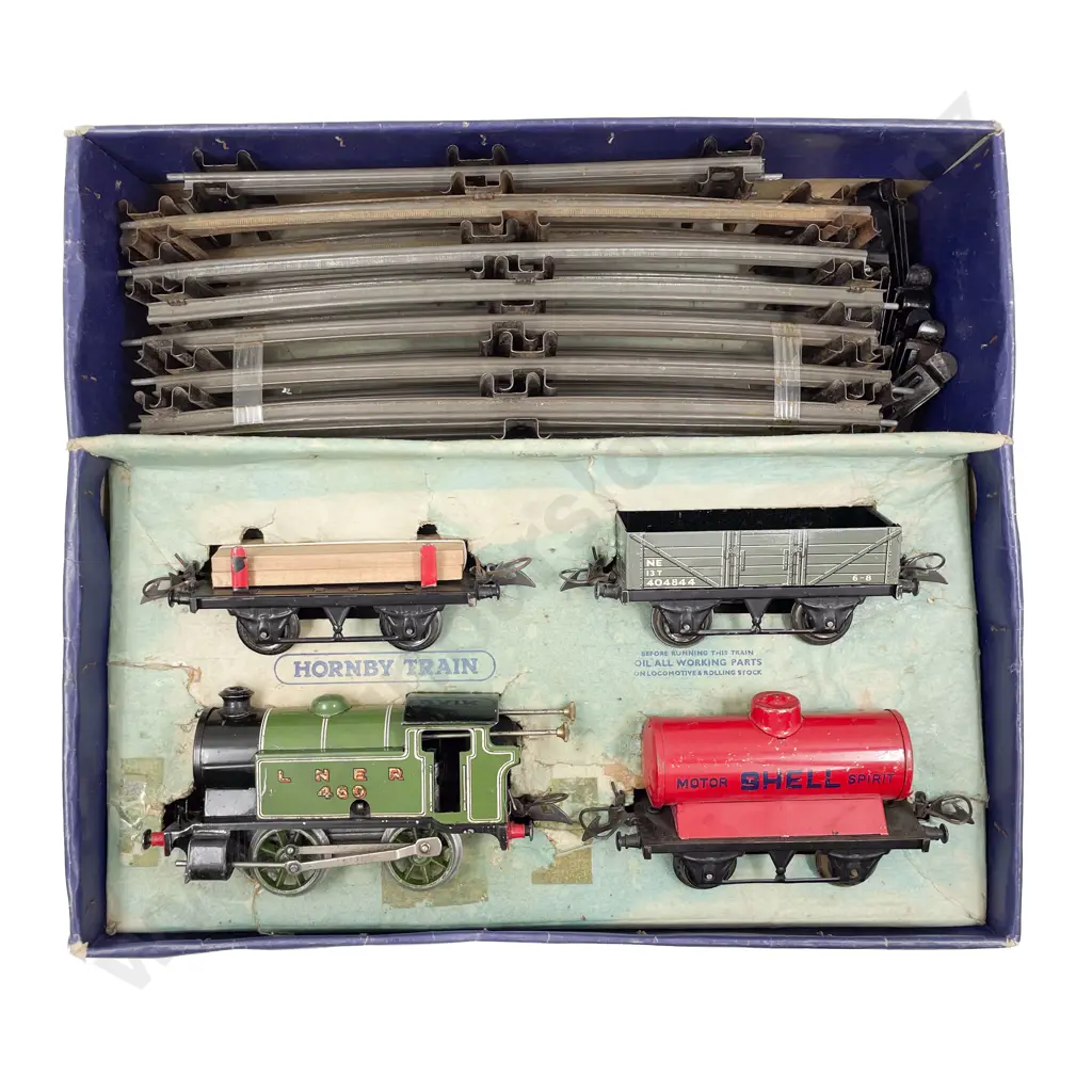 Hornby O Gauge Clockwork Tank Locomotive and Three Rolling Stock Image 1++