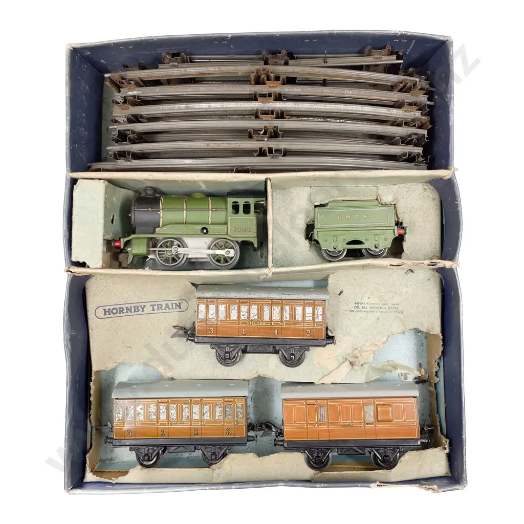 Hornby O Gauge Clockwork LNER Locomotive & Tender and Three Carriages Image 1++