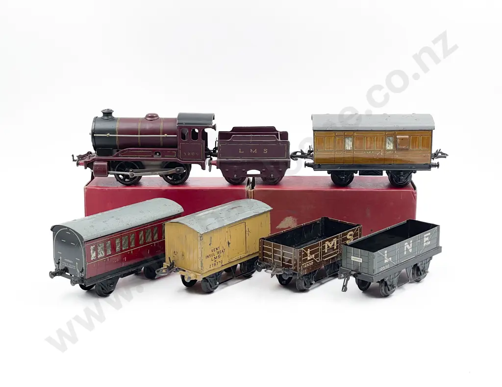 Hornby O Gauge Clockwork Locomotive and Tender Image 1++