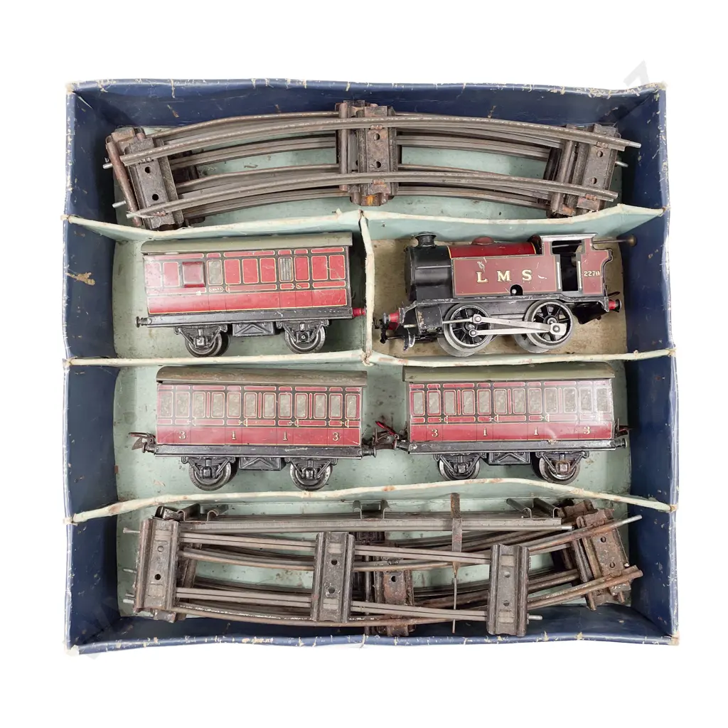 Hornby O Gauge Clockwork Boxed Tank Locomotive and Three Carriages Image 1++