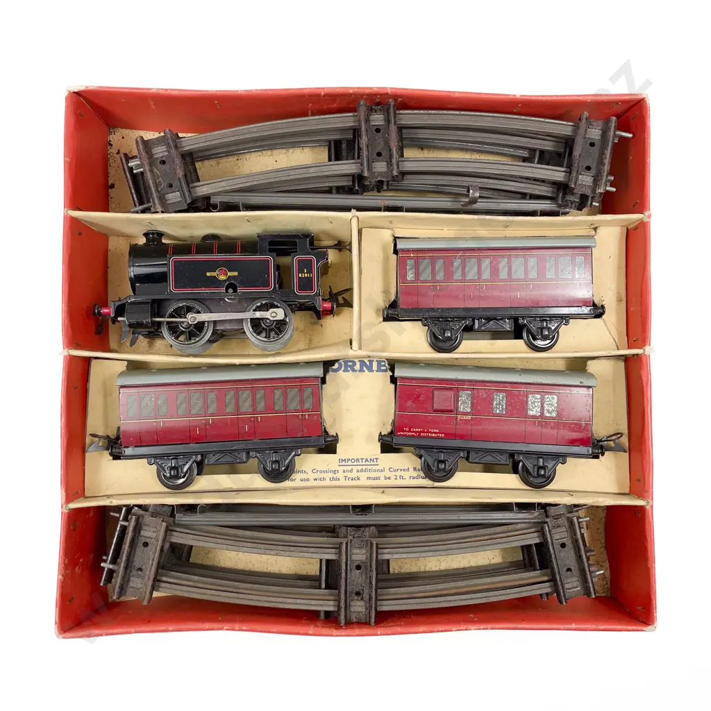 Hornby O Gauge Clockwork Boxed Tank Locomotive and Three Carriages Image 1++
