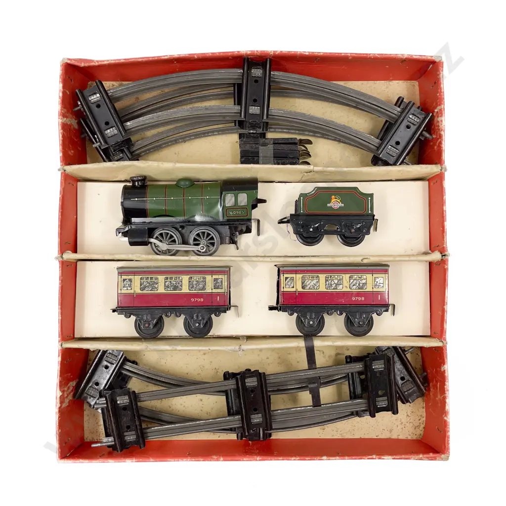 Hornby O Gauge Clockwork Boxed Locomotive & Tender and Two Carriages Image 1++