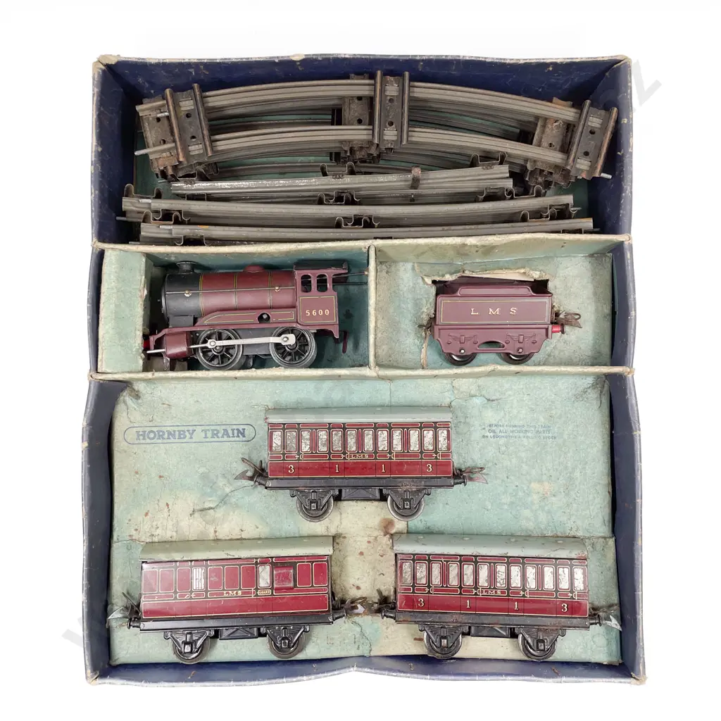 Hornby O Gauge Clockwork Boxed LMS Locomotive & Tender and Three Carriages Image 1++