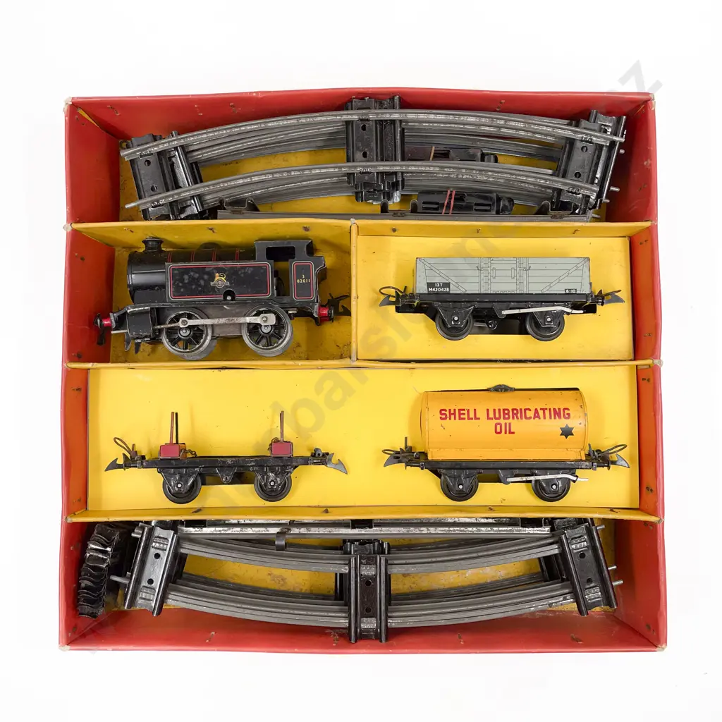 Hornby O Gauge Clockwork Boxed Tank Locomotive and Three Rolling Stocks Image 1++
