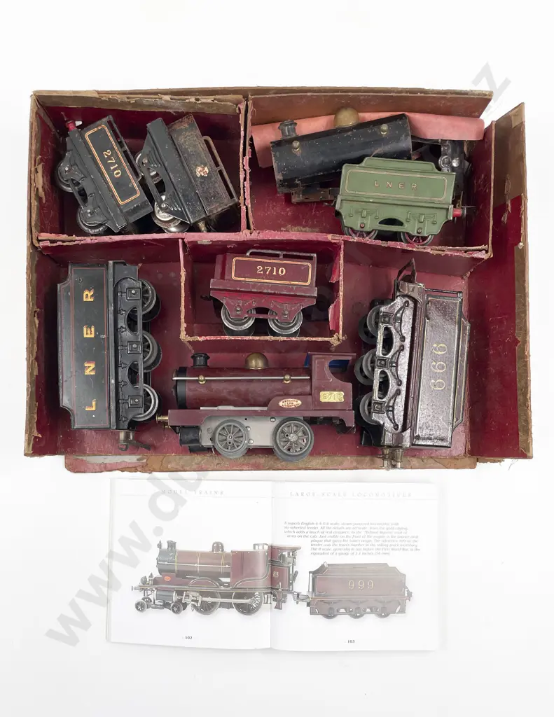 Hornby O Gauge Clockwork Locomotive and Tender with five various tenders Image 1++