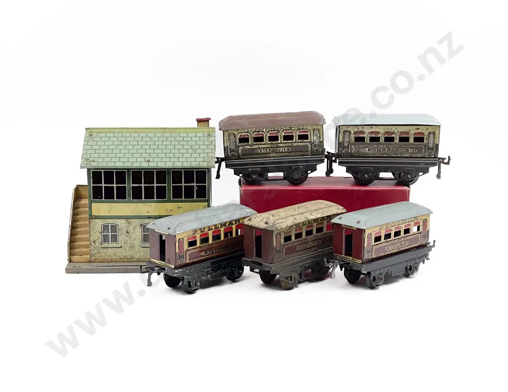 Hornby O Gauge MO Locomotive and Tender with Railway Accessories Image 1++
