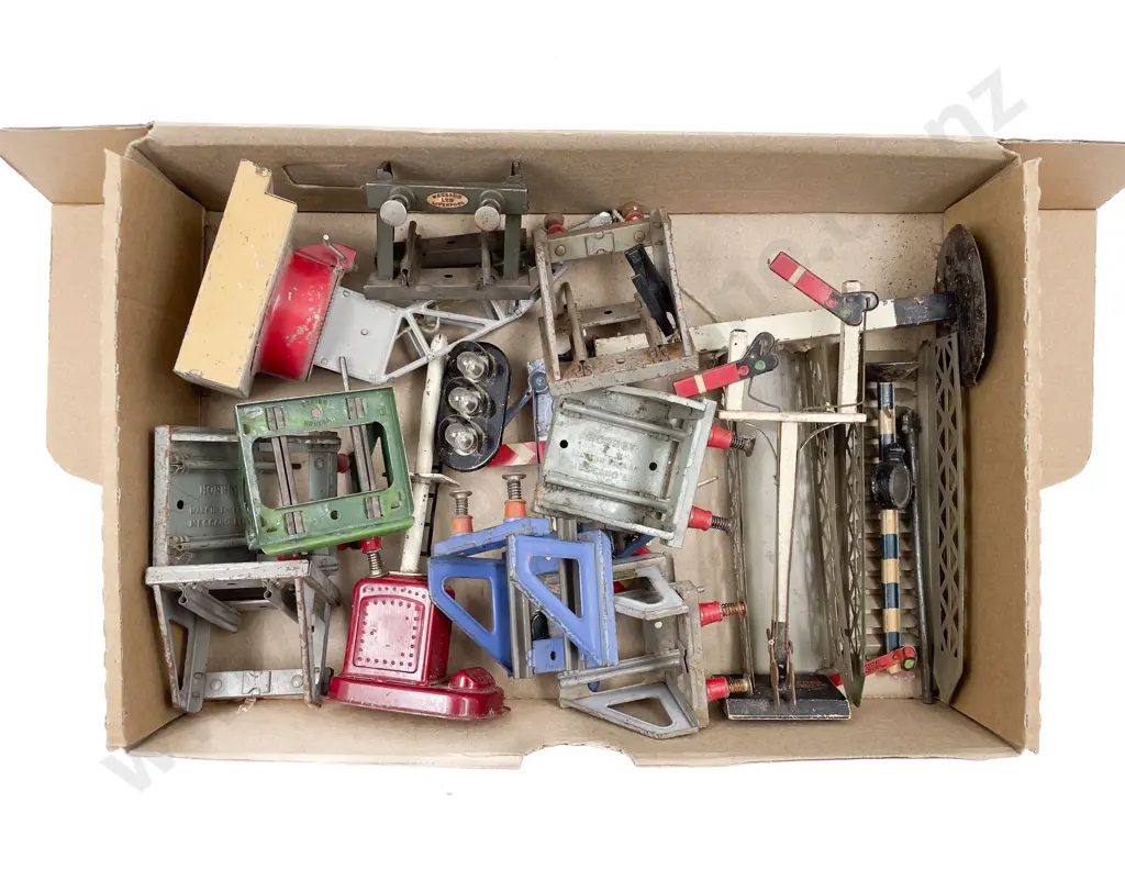 Collection Mainly Hornby O Gauge Line-Side Accessories Image 1++