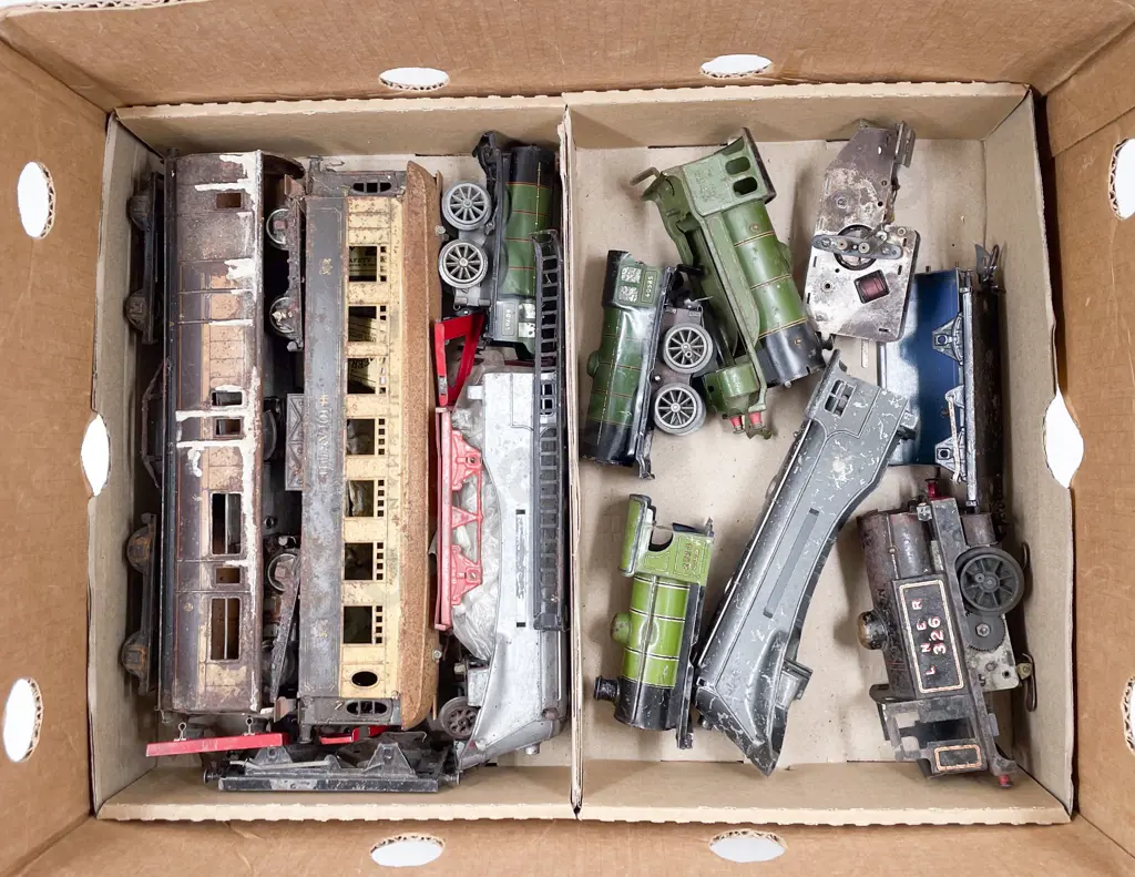 Box of Misc. Hornby O Gauge parts suitable for repairs Image 1++