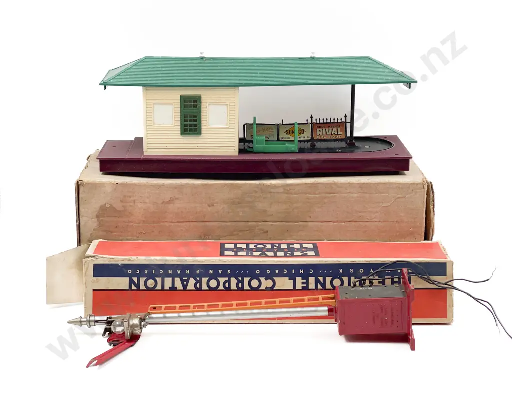 Boxed Lionel No 356 Freight Station and Signal Image 1++