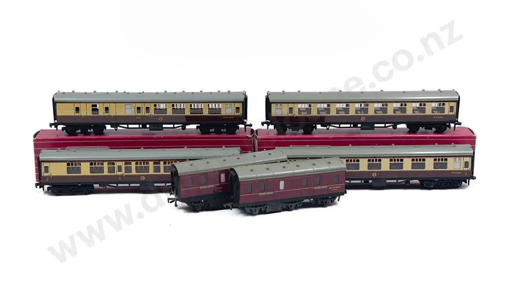 Hornby Dublo Boxed HO Gauge Corridor Coaches Image 1++