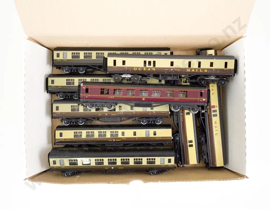 Nine Exley HO Gauge Corridor Coaches Image 1++