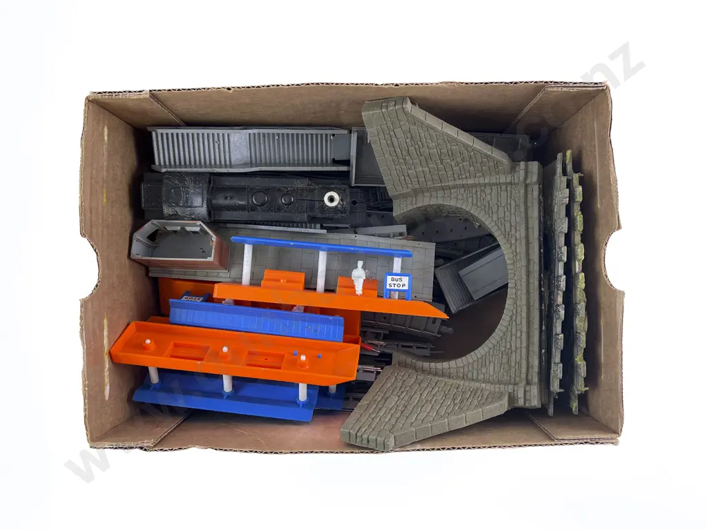 Hornby Railways HO Gauge Boxed R410 Turntable Image 1++