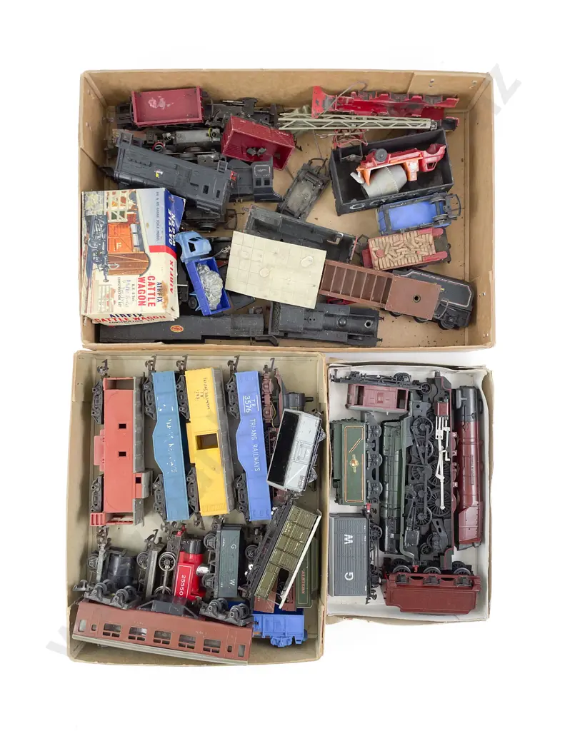 Collection Mainly Hornby/Triang HO Gauge Railway Image 1++