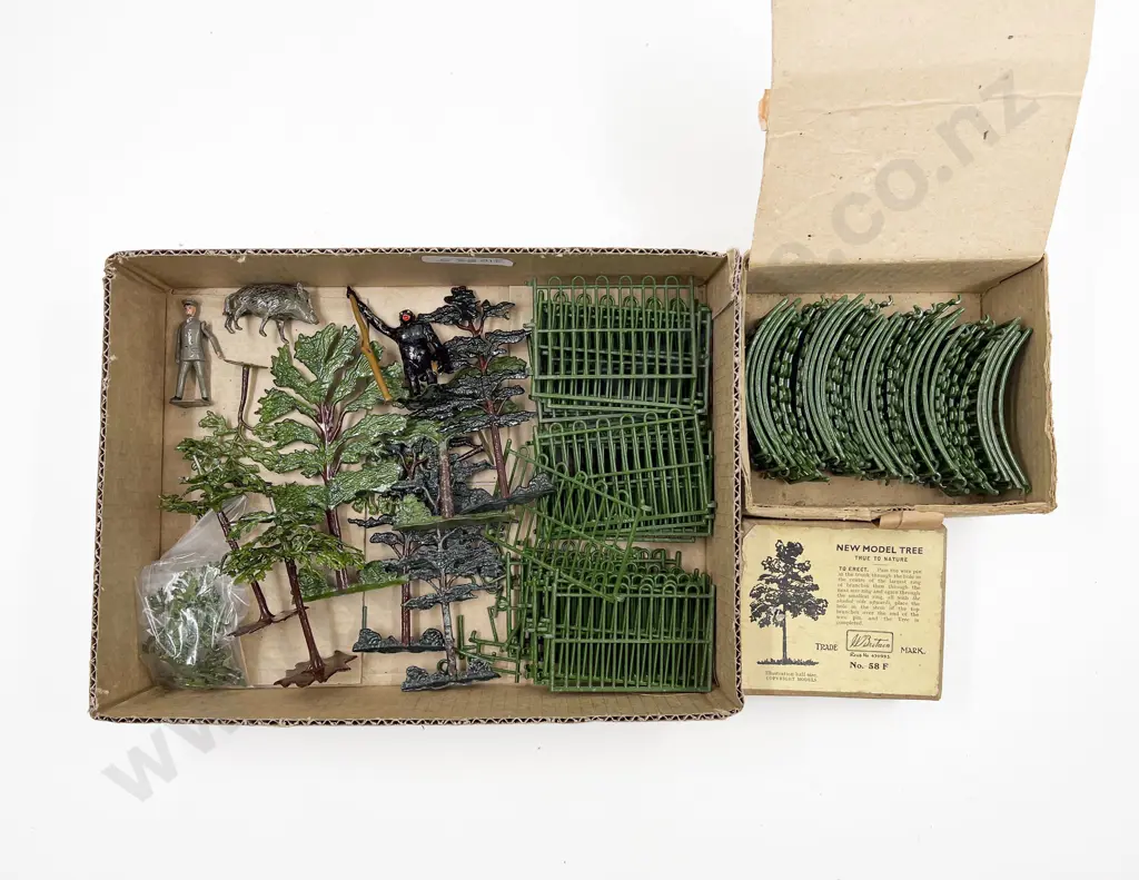 Collection Britains Zoo Fencing with Zoo Keeper and Ape Image 1++