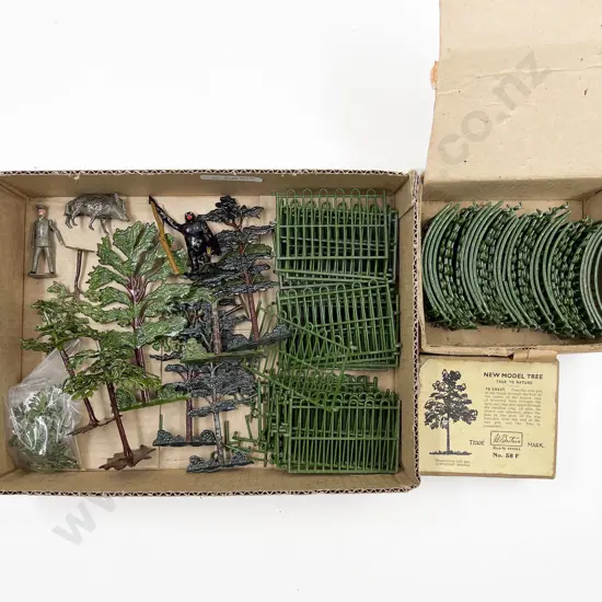 Collection Britains Zoo Fencing with Zoo Keeper and Ape