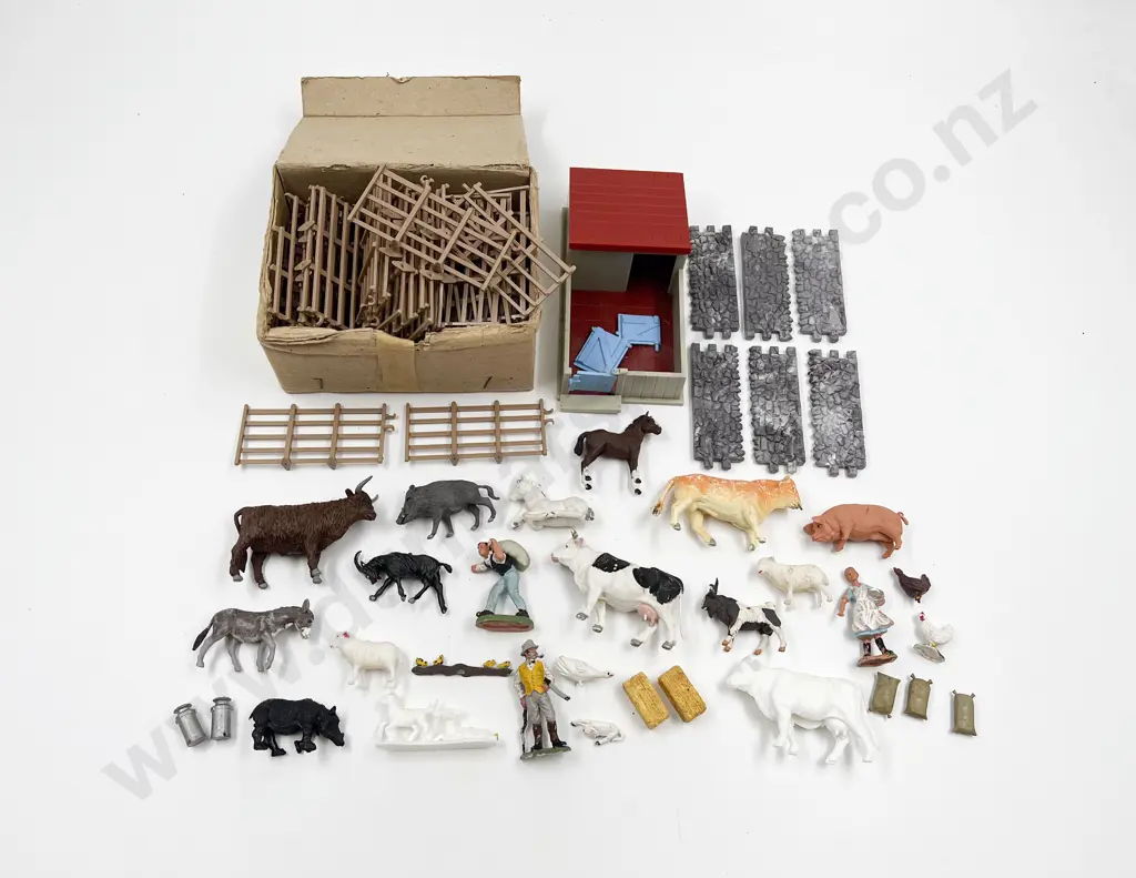 Small Collection Britains Plastic Animals and Box Fencings 4doz plus pieces Image 1++