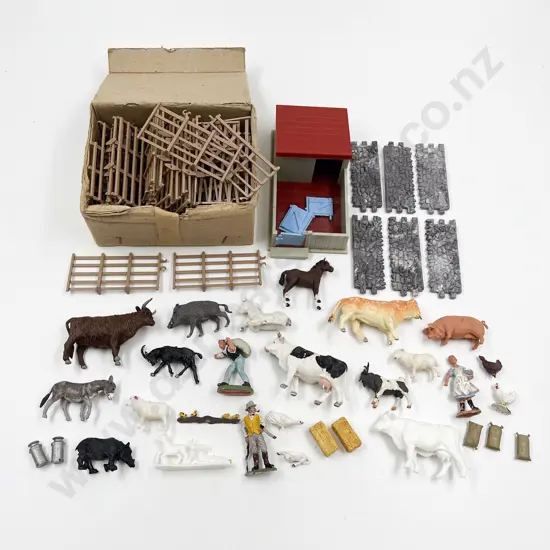 Small Collection Britains Plastic Animals and Box Fencings 4doz plus pieces
