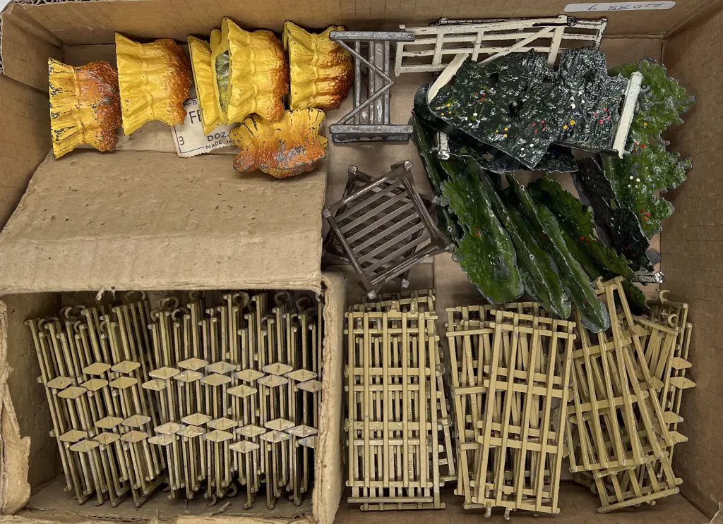 Britains 5 1/2doz Fencing Pieces with Greenery and Hay Stacks Image 1++