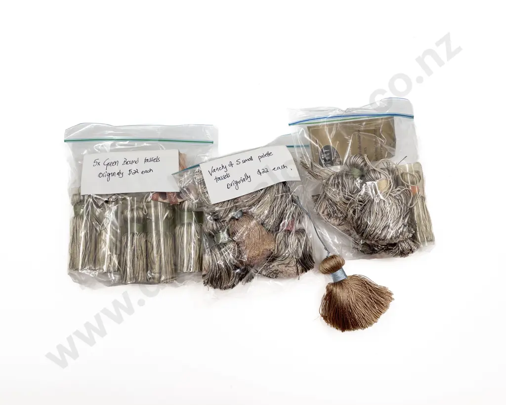 Fifteen Small Palette Tassels Image 1++