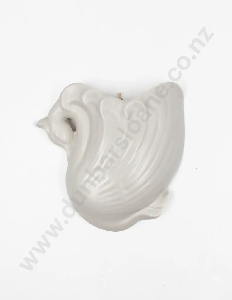 Swan Form Wall Pocket Image 1++