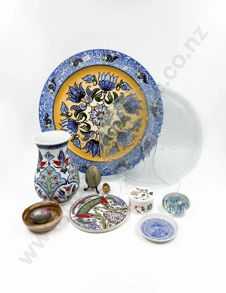 Large Quantity of Assorted Decorative Items Image 1++