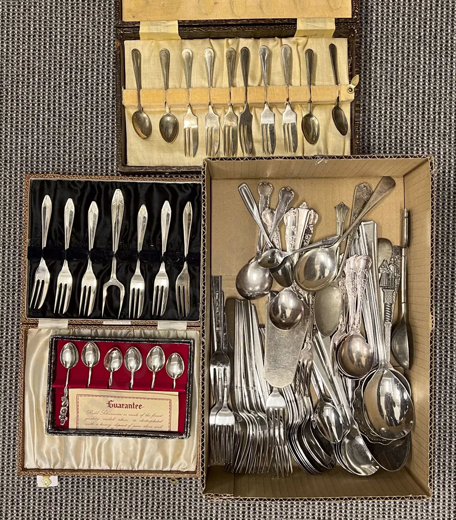 Quantity of Assorted Loose and Boxed Cutlery Image 1++