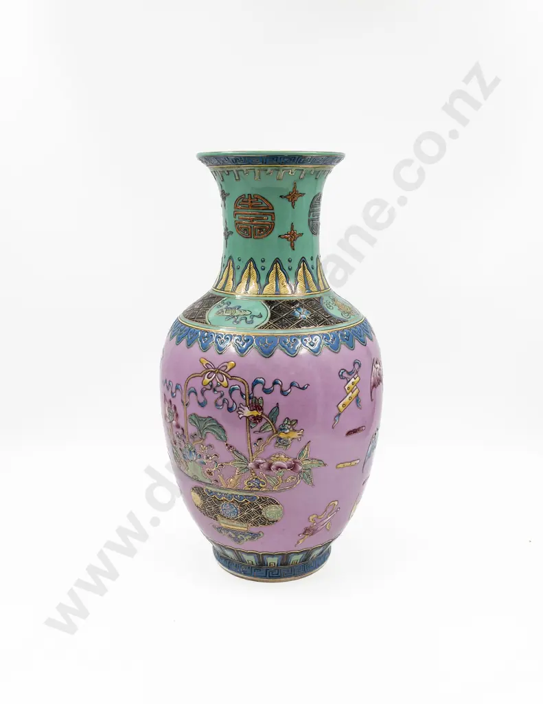 Chinese Vase in Presentation Box Image 1++