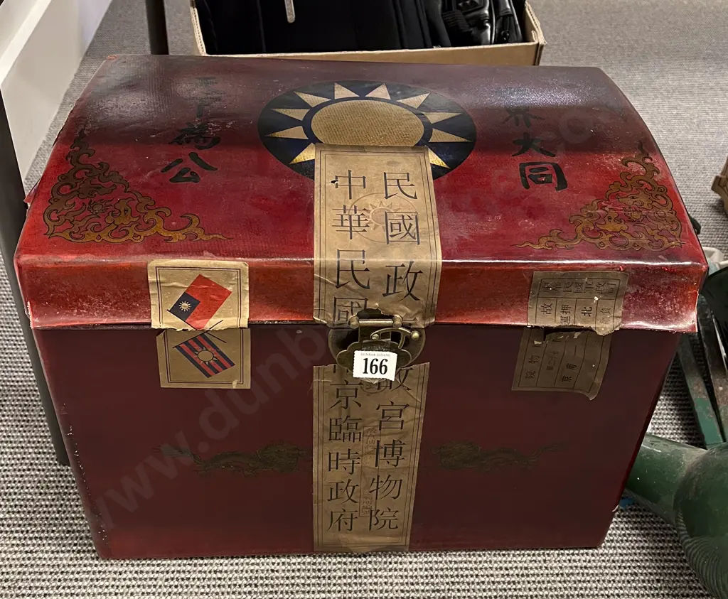 Chinese Vase in Presentation Box Image 1++