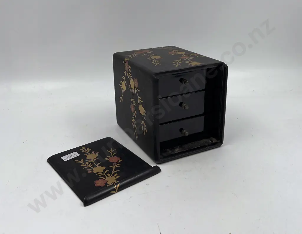 Small Lacquered Jewellery Box with Assorted Cuff Links Image 1++
