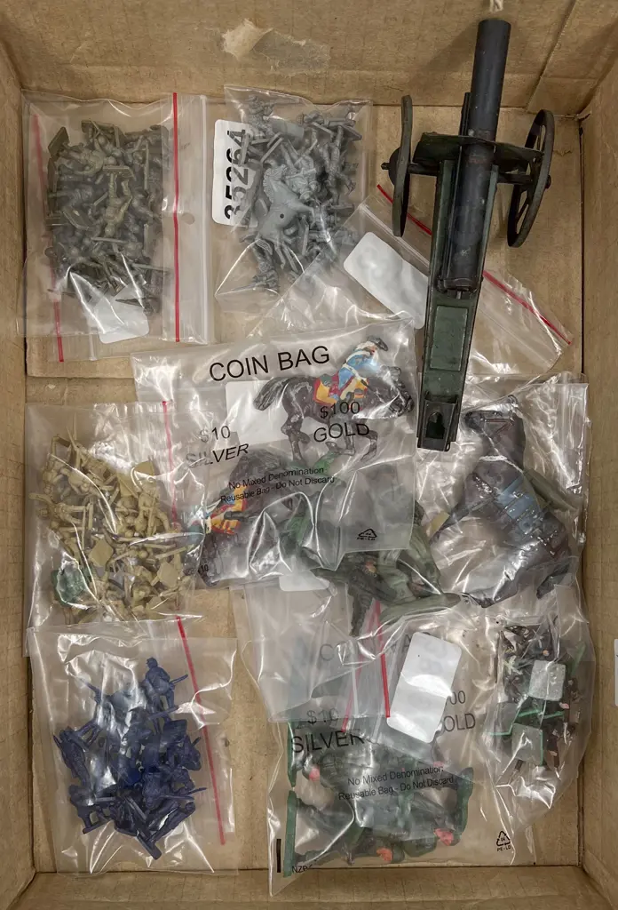 Small Quantity of Assorted Toy Soldiers etc Image 1++