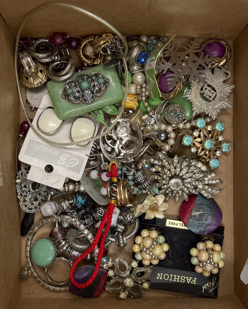 Box of Assorted Costume Jewellery Image 1++