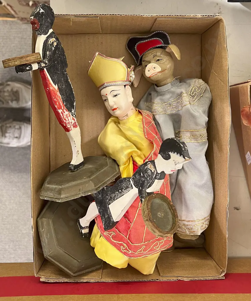 Small Box of Assorted Including Vintage Trinkets Image 1++
