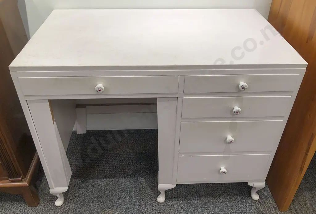 White Painted Desk Image 1++